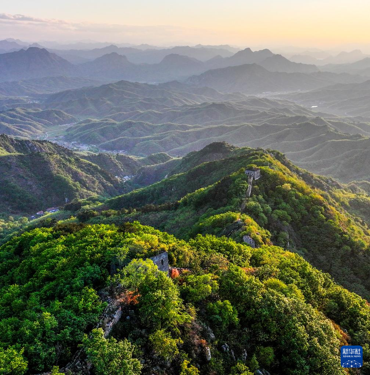 初夏长城美如画