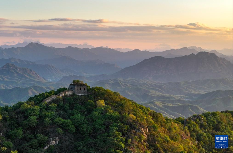 初夏长城美如画