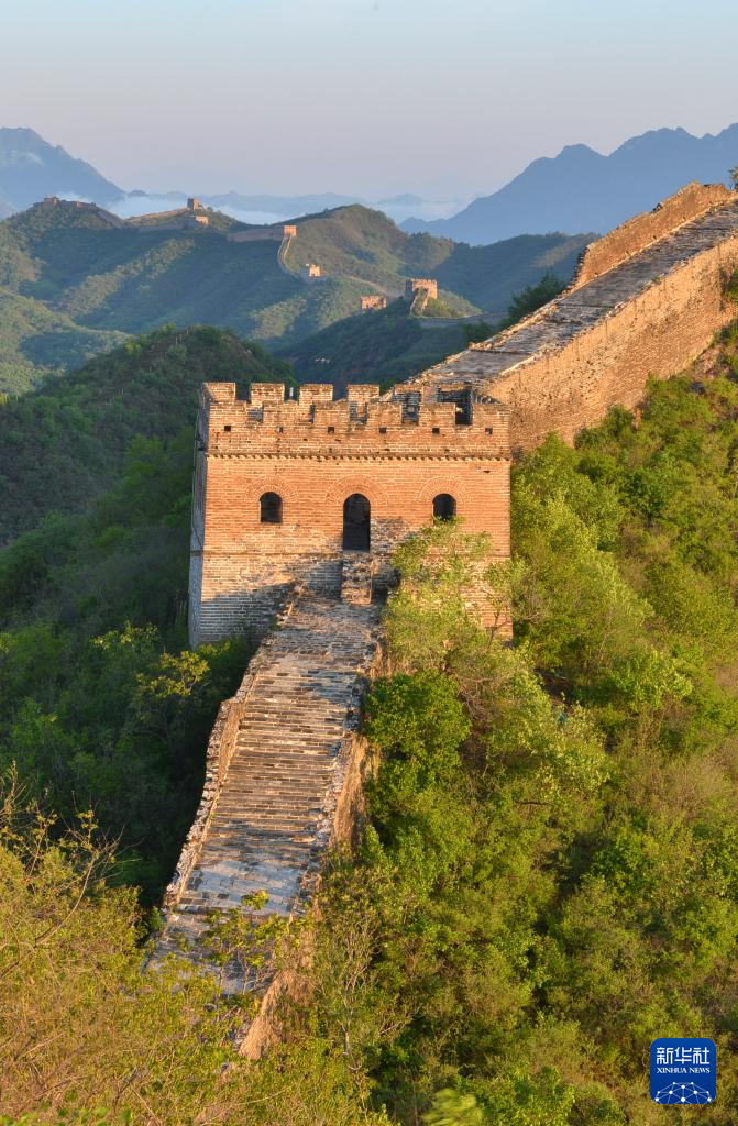 初夏长城美如画