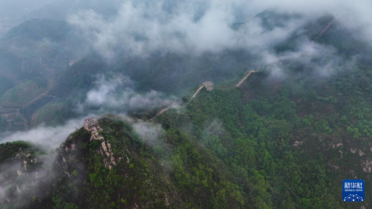 初夏长城美如画