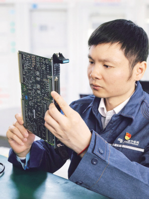 黄剑湘扎根基层钻研技术。供图 黄剑湘扎根基层钻研技术。供图