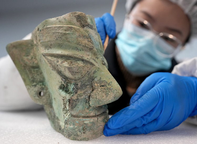 A restorer cleans a bronze mask at Sanxingdui Museum in Guanghan City, southwest China's Sichuan Province, Dec. 18, 2024. (Xinhua/Wang Yuguo) A restorer cleans a bronze mask at Sanxingdui Museum in Guanghan City, southwest China's Sichuan Province, Dec. 18, 2024. (Xinhua/Wang Yuguo)