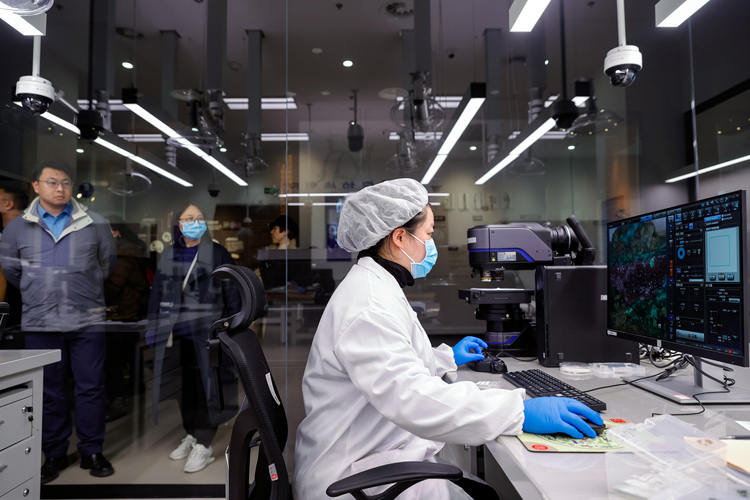 A restorer works in the cultural relics protection and restoration center in the new building of Sanxingdui Museum in Guanghan City, southwest China's Sichuan Province, Dec. 18, 2024. (Xinhua/Shen Bohan) A restorer works in the cultural relics protection and restoration center in the new building of Sanxingdui Museum in Guanghan City, southwest China's Sichuan Province, Dec. 18, 2024. (Xinhua/Shen Bohan)