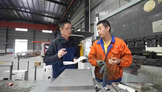 周来宏博士在工厂和技术人员交流