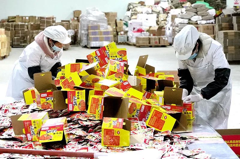 工人正在打包魔芋制品。