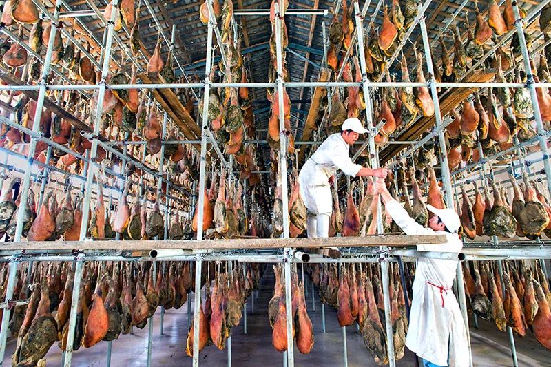 工人正在打包魔芋制品。