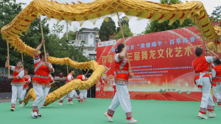 点赞春天里社区首场便民服务活动(1)