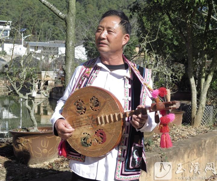 李学义在弹琴。 李学义在弹琴。