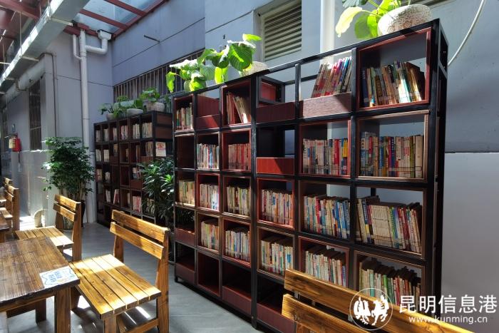 餐厅开放式图书角