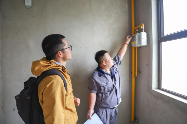观山苑配售型保障性住房项目成功交付首批业主喜接新家钥匙2.png