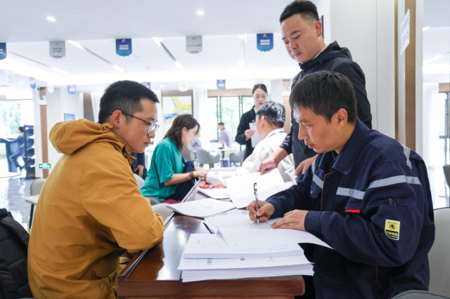 观山苑配售型保障性住房项目成功交付首批业主喜接新家钥匙1.png