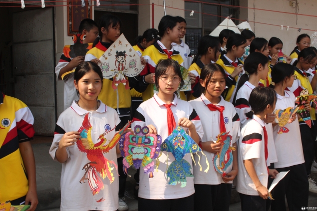 瑞丽市姐相中心小学举办风筝制作比赛 (3)