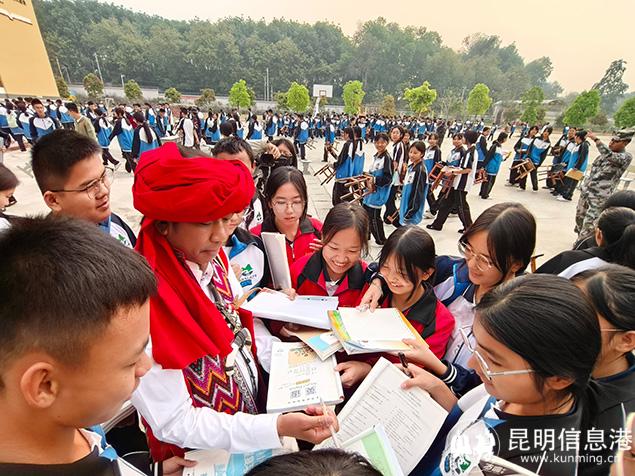 岩坤老师为瑞丽市青少年开展民族精神励志讲座