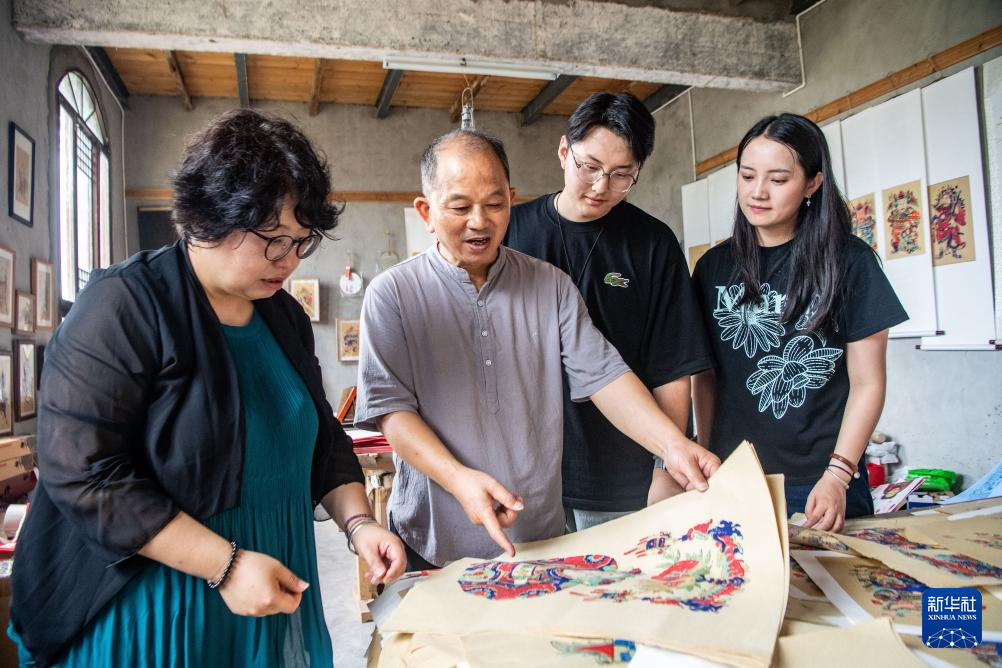 8月10日，梁平木版年画代表性传承人徐家辉在为学员介绍梁平木版年画。