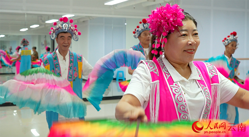 万景社结合旅居人群的需求,成立了舞蹈社、太极等19个艺术社团。图为旅居客们正在排练舞蹈。杨林凯-摄