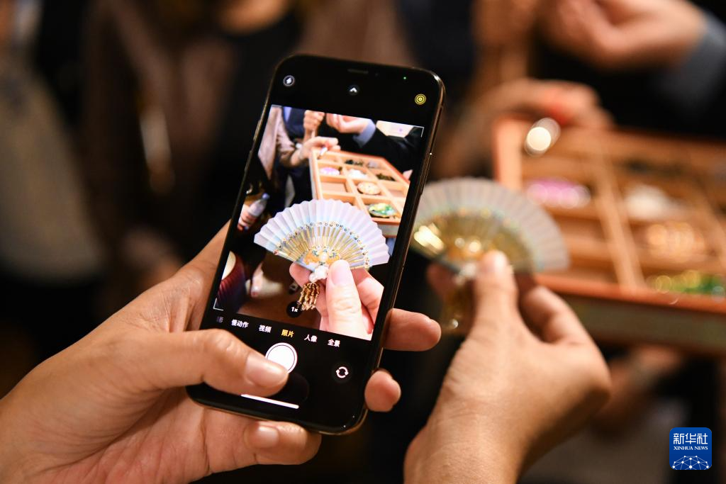 8月22日，在瑞士伯尔尼中国文化中心，嘉宾在 “安善萃锦——中式生活美学展”上拍摄精美饰品。