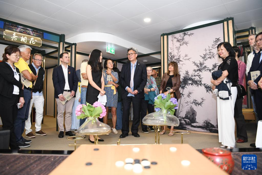 8月22日，在瑞士伯尔尼中国文化中心，嘉宾在 “安善萃锦——中式生活美学展”开幕式上聆听讲解。