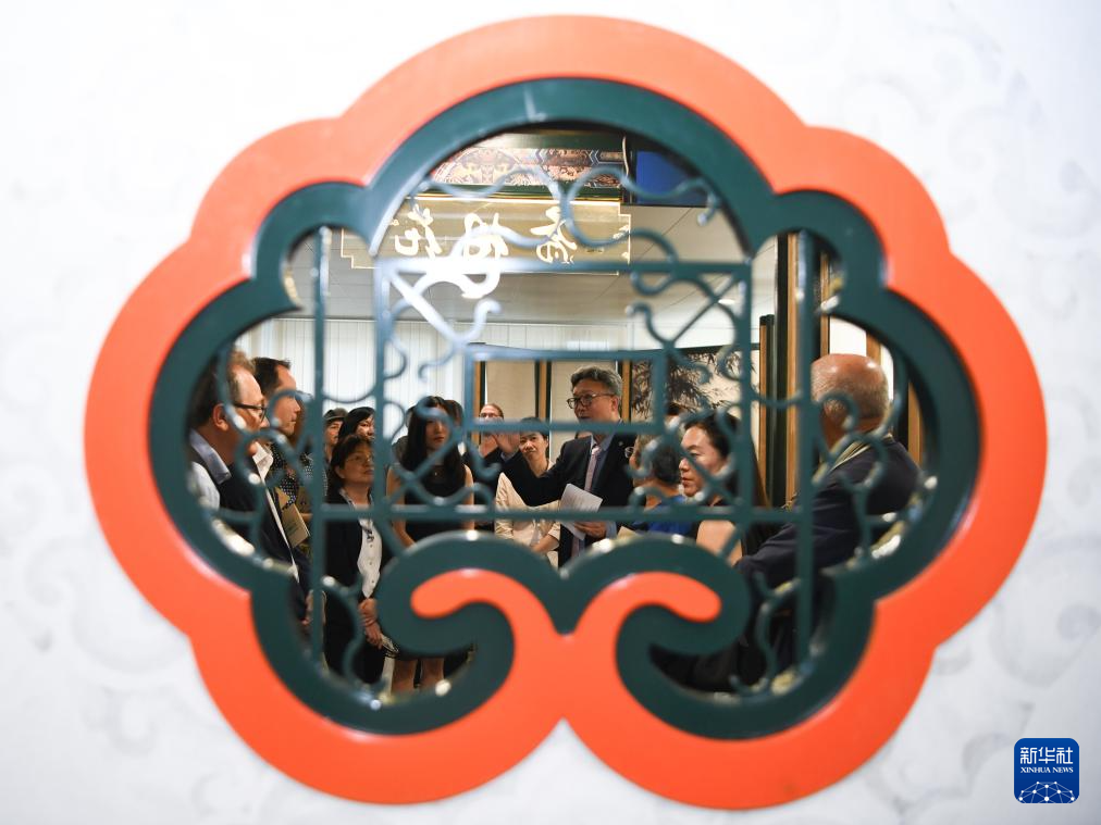 8月22日，在瑞士伯尔尼中国文化中心，嘉宾在 “安善萃锦——中式生活美学展”开幕式上聆听讲解。1