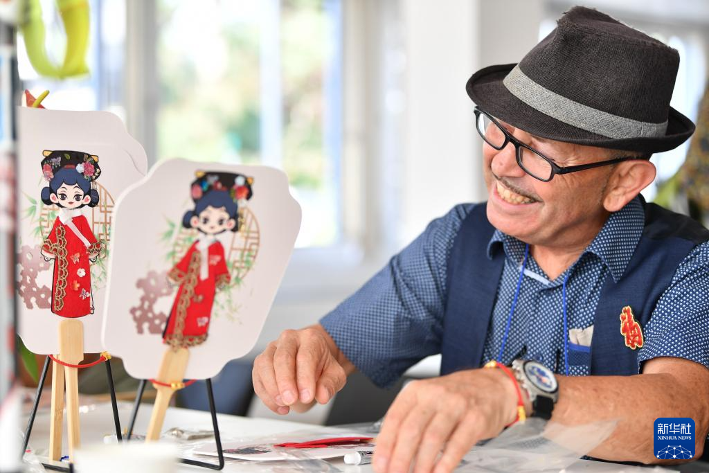 8月22日，在瑞士伯尔尼中国文化中心，嘉宾在 “安善萃锦——中式生活美学展”开幕式上体验制作扇子。