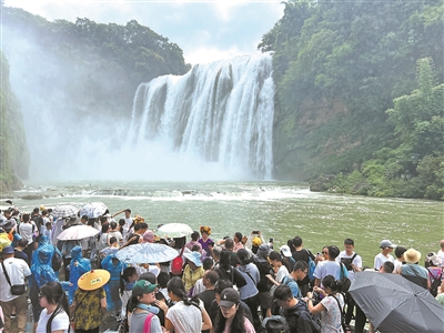 贵州安顺的黄果树瀑布受到游客青睐 贵州安顺的黄果树瀑布受到游客青睐