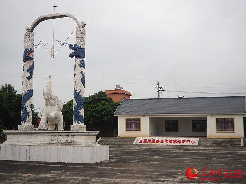 龙昌移民村内的广场。人民网 王娴摄