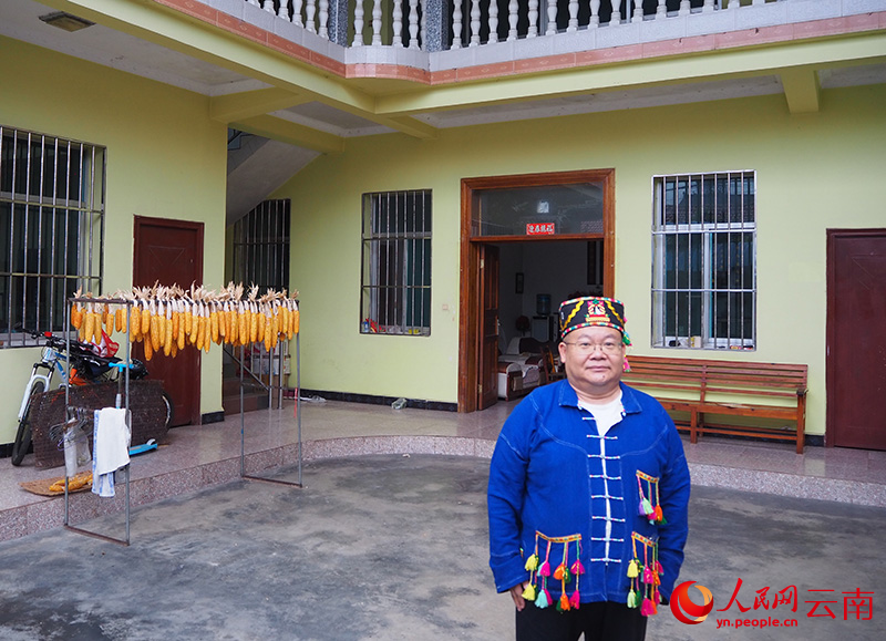 俸智勇站在新房前。人民网 王娴摄