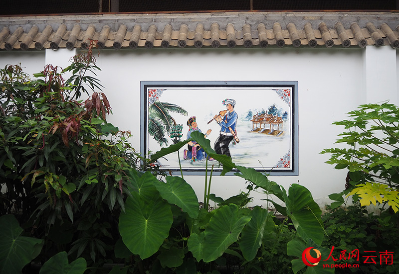龙昌移民村内的特色壁画。人民网 王娴摄