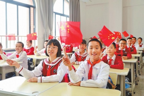 五华区武成小学师生收看爱国主义教育直播课。