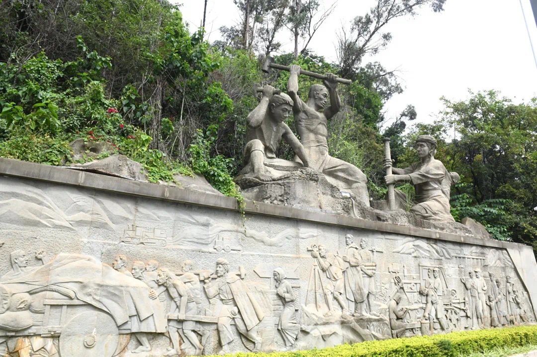 滇缅公路雕塑  (8).jpg