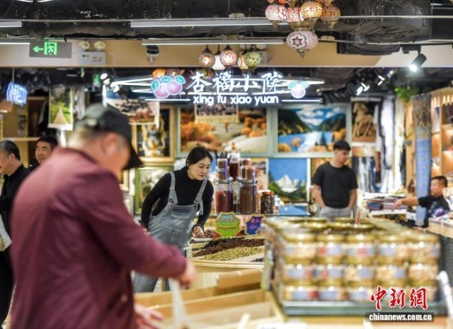 新疆秋季旅游持续火热