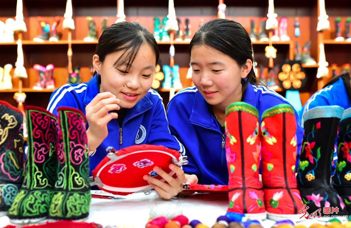 体验“非遗” 喜迎“双节”