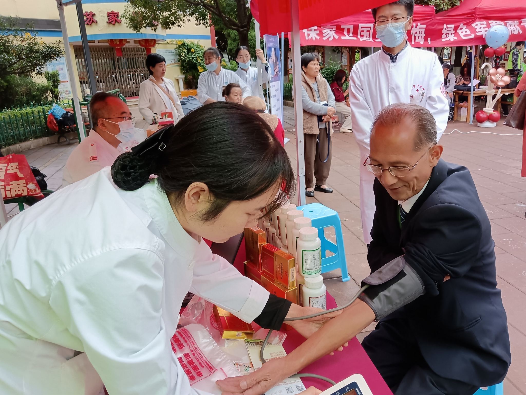 为居民测量血压血糖建立口腔档案 为居民测量血压血糖建立口腔档案