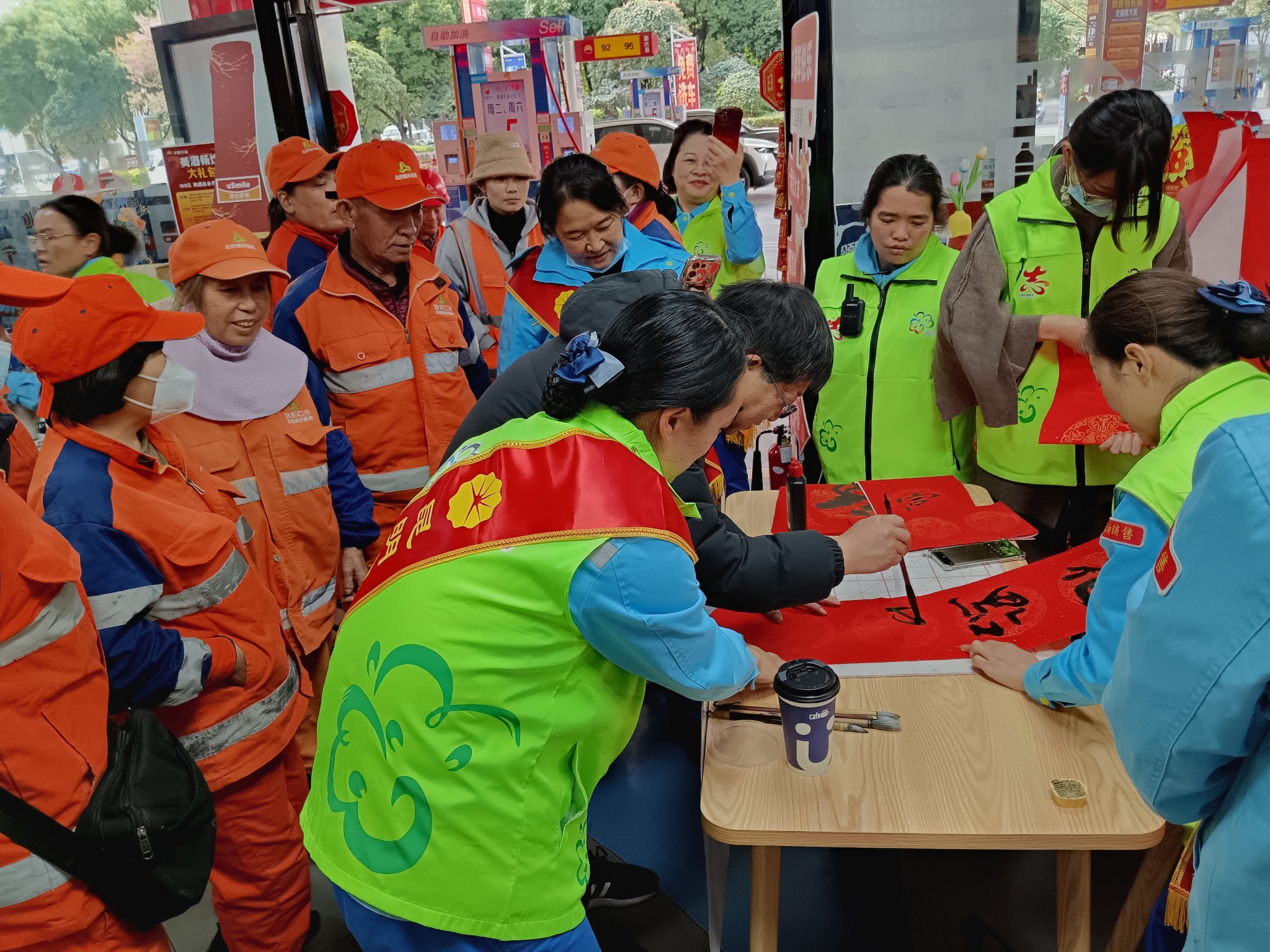 开展新春公益服务为环卫工人写赠春联送福字 开展新春公益服务为环卫工人写赠春联送福字