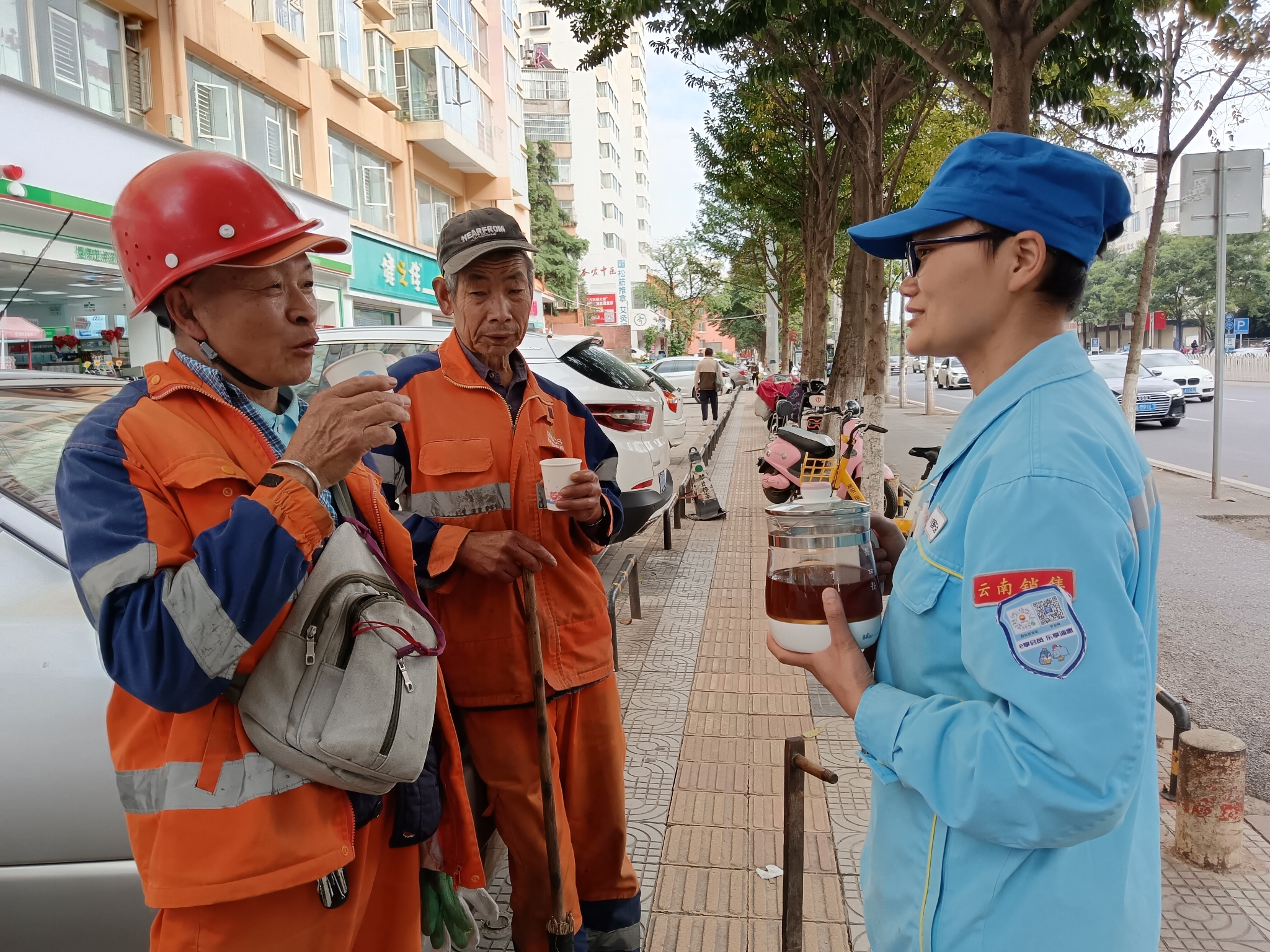 加油站工作人员在街道旁为环卫工人递上姜茶与他们唠嗑 加油站工作人员在街道旁为环卫工人递上姜茶与他们唠嗑