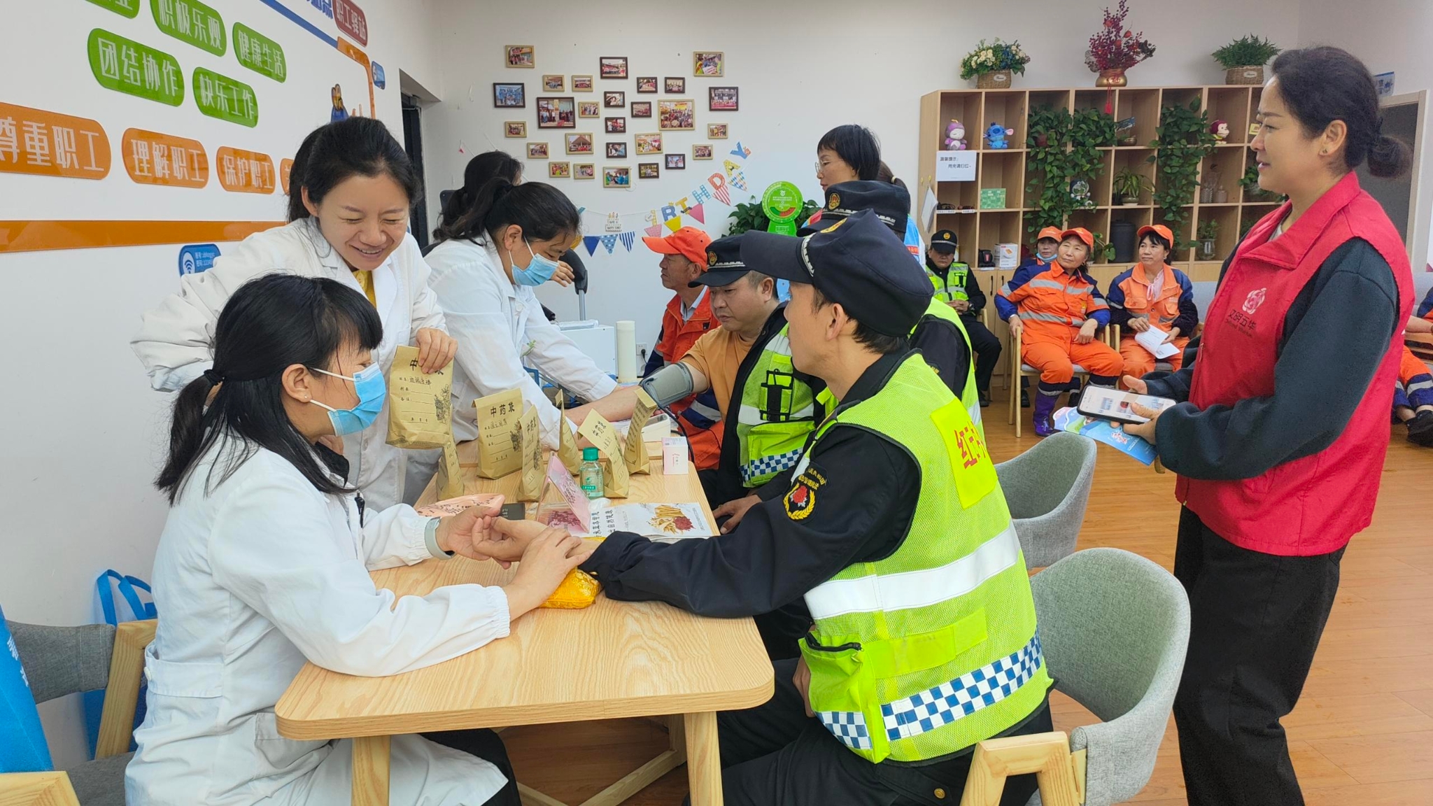联合卫生医疗单位为城市建设者环卫工人等把脉问诊守护健康 联合卫生医疗单位为城市建设者环卫工人等把脉问诊守护健康