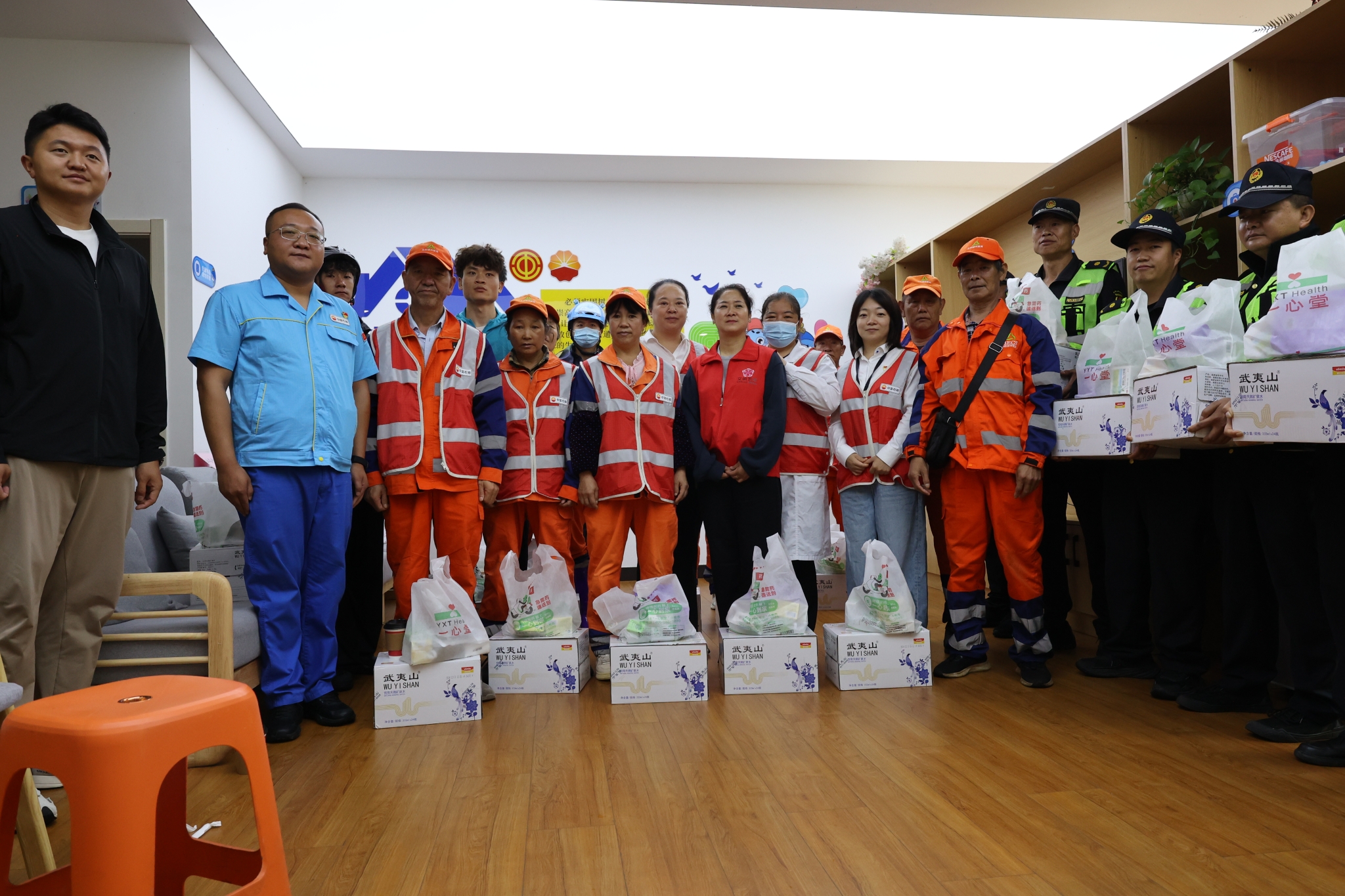 慰问环卫工人、配送骑手等发放防暑降温物资 慰问环卫工人、配送骑手等发放防暑降温物资