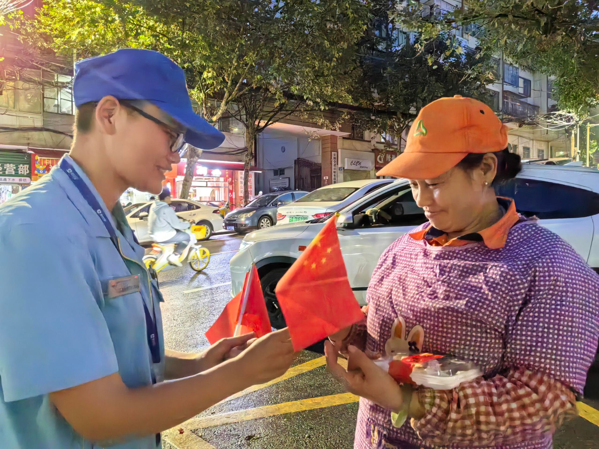 中秋夜为守公厕的环卫工人送去月饼和小国旗共庆团圆 中秋夜为守公厕的环卫工人送去月饼和小国旗共庆团圆
