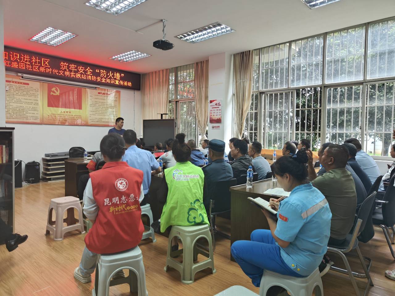 组织环卫工人参加“安全生产月”社区消防安全培训 组织环卫工人参加“安全生产月”社区消防安全培训