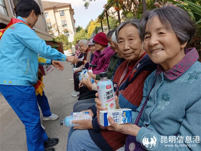 老人们对志愿者看望慰问的心意非常珍视露出笑容