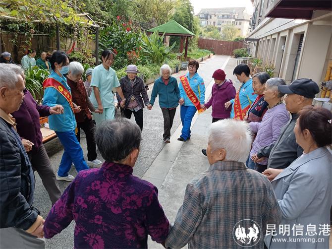 志愿者与老人一起跳《丽江三部曲》共绘民族团结梦