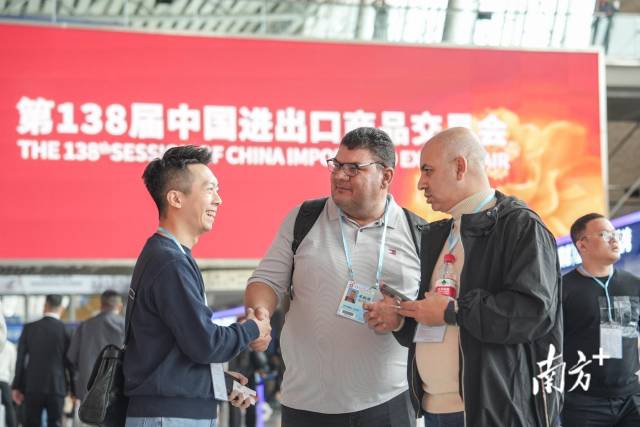 第138届广交会吸引外商到会采购。南方+记者 张令 钟志辉 摄 第138届广交会吸引外商到会采购。南方+记者 张令 钟志辉 摄