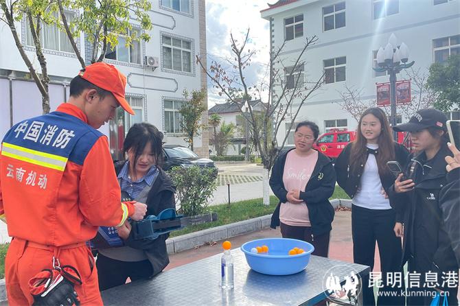 2.学生操作消防装备