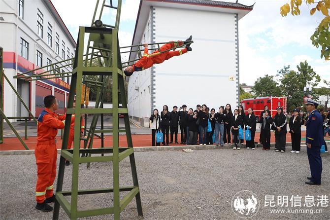 3.消防员为学生演示抗眩晕训练科目