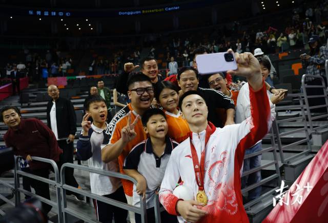 11月12日,十五运会男篮成年组决赛,广东队获得冠军后,胡明轩与球迷们合影留念。张由琼 摄 11月12日,十五运会男篮成年组决赛,广东队获得冠军后,胡明轩与球迷们合影留念。张由琼 摄