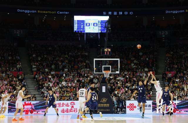 11月12日,十五运会男篮成年组决赛,现场有序而热烈。张由琼 摄 11月12日,十五运会男篮成年组决赛,现场有序而热烈。张由琼 摄