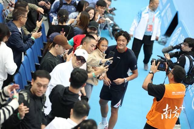 11月3日,大量球迷来到全运会赛场,与球员张之臻在赛后热情互动。许舒智 摄