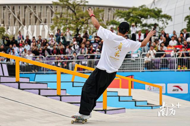 11月11日下午,十五运会滑板项目男子街式决赛,广东队潘家杰完成高难度动作后展开双臂与欢呼的观众们互动。郑新洽 摄 11月11日下午,十五运会滑板项目男子街式决赛,广东队潘家杰完成高难度动作后展开双臂与欢呼的观众们互动。郑新洽 摄