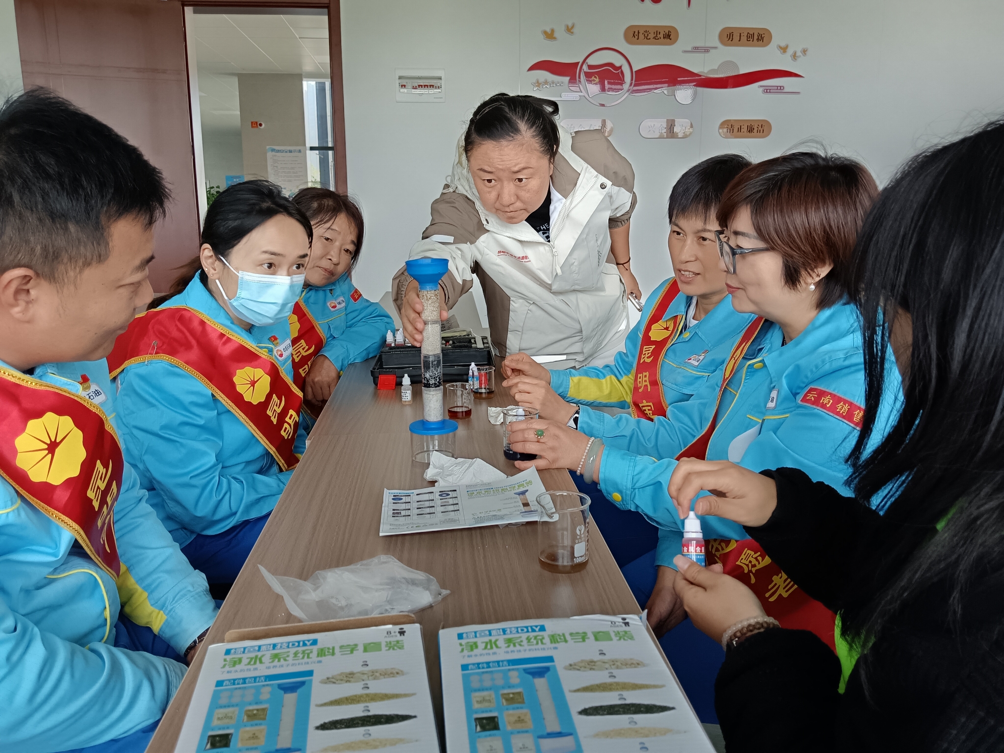 与昆明市青年志愿者协会工作人员和市民一同参与水质净化实验,用直观的数据感受生态治理的科技力量 与昆明市青年志愿者协会工作人员和市民一同参与水质净化实验,用直观的数据感受生态治理的科技力量
