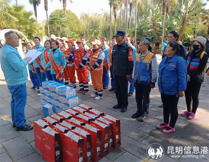 举行冬送温暖关怀慰问致敬户外劳动者