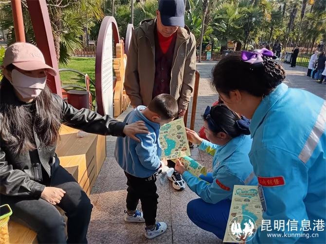 宝石花志愿者向市民游客推介观鸥地图及春城风土人情